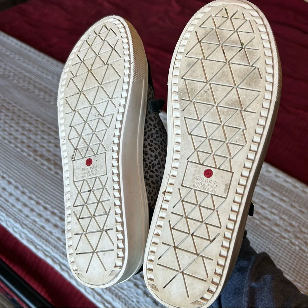 Blondo Waterproof Leather Sneakers. Size 8.